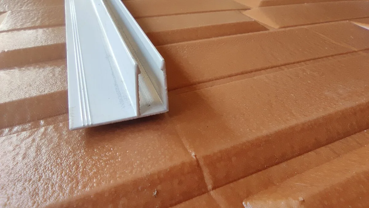 Профіль (торцевий) фінішний алюмінієвий для сайдинга 38,5х28х6000мм (D) SW-00001728 – зображення використання 5