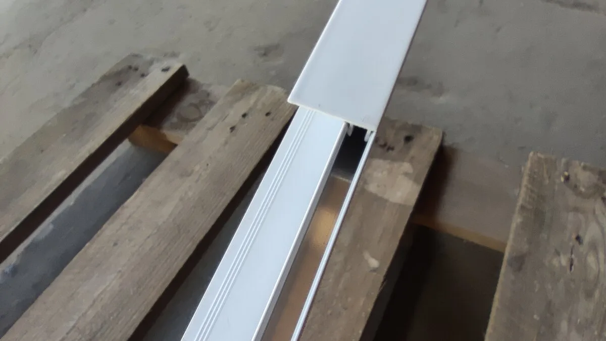 Профіль (торцевий) фінішний алюмінієвий для сайдинга 38,5х28х6000мм (D) SW-00001728 – зображення використання 7